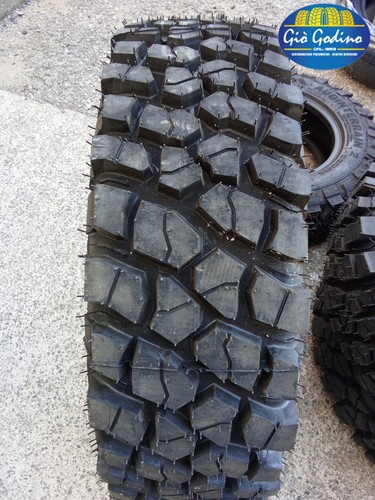 Pneumatico tassellato off - off, road
